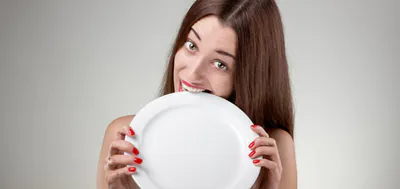 Frau_Teller_Hunger_shutterstock_228932107-1500x710.jpg