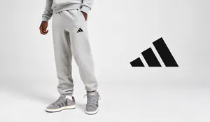 Minimalistische Adidas-Sportmode im Studio.png