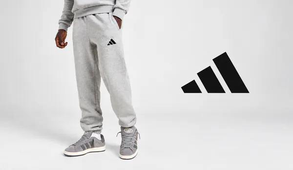 Minimalistische Adidas-Sportmode im Studio.png
