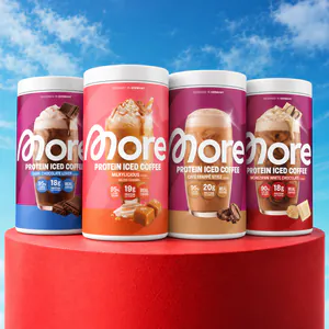 Protein-Eiskaffee auf rotem Podest (1).png
