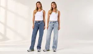 Blonde Models in Weiß und Denim.png