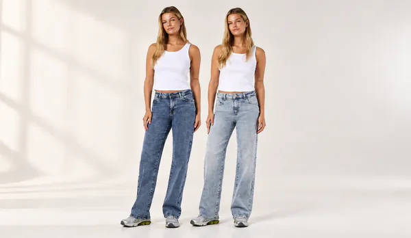 Blonde Models in Weiß und Denim.png