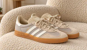 Beige Adidas Gazelle auf Bouclé-Sessel.png