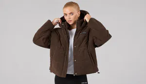 Studio-Porträt mit brauner Cordjacke.png