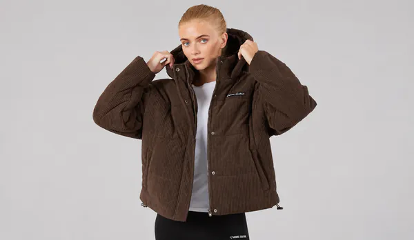 Studio-Porträt mit brauner Cordjacke.png