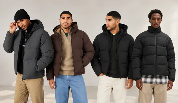 Vier Männer im Winterjacken-Lookbook.png
