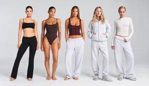 Fünf Modelle im minimalistischen Studio.png