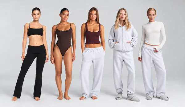 Fünf Modelle im minimalistischen Studio.png