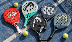 Padel-Schläger auf blauem Court.png