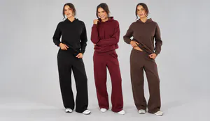 Drei Frauen in farbigen Loungewear-Sets (1).png